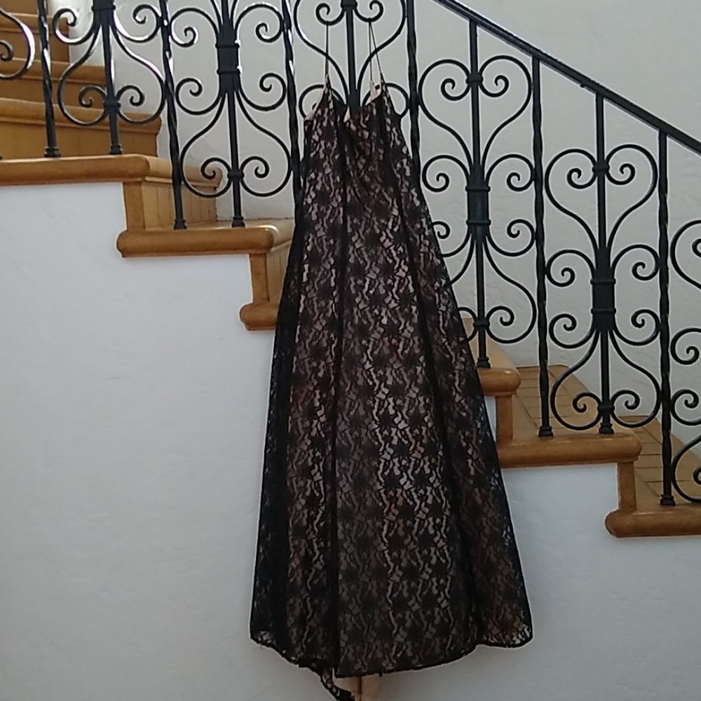 Lace, floor-length black-tie gown